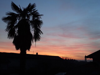 Tramonto in mezzo alle case