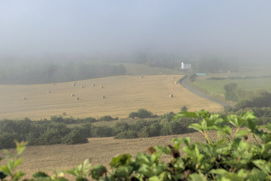 Campagne sous le brouillard matinal