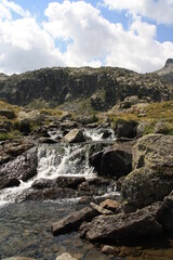 Rio descendiendo por las montañas de los Pirineos