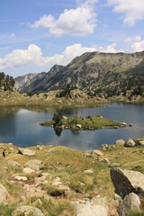 Lago en circo glaciar en las monta&ntilde;as del Pirineo