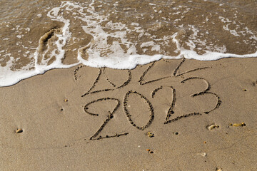 Bonne et heureuse année 2023, élégante carte de voeu montrant la fin de 2022 et le passage à...