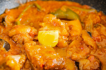 チキンカレーにバター投入