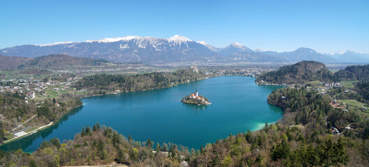 Fototapeta na wymiar Lake Bled in Slovenia with church and castle 