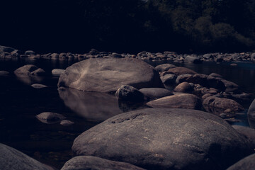 Letto di un fiume pieno di sassi