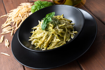 Piatto di deliziose trofie con salsa al pesto, cibo italiano