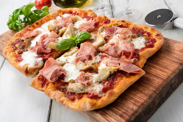 Deliziosa pinsa romana con carciofi, prosciutto, mozzarella e sugo, cibo italiano 