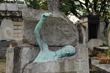 Père Lachaise statue de bronze