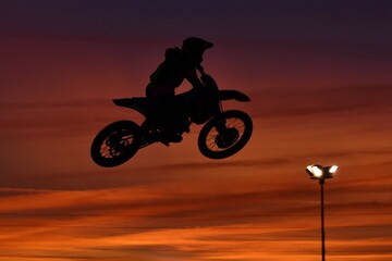 Motocross et coucher de soleil