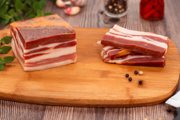 bacon em pedaços. bacon fatiado em fundo rústico.