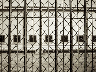 Unheimliches Gebäude hinter Gittern