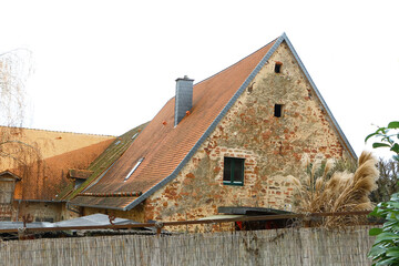 Eine alte Scheune mit einem Giebel aus Backsteinen und Fensterluken
