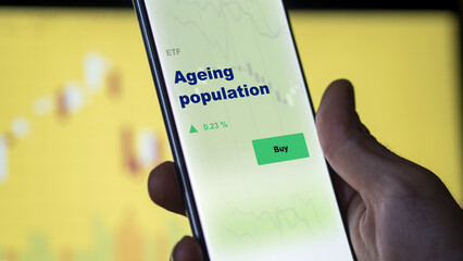 Investir dans un fonds ETF sur le vieillissement de la population. Un téléphone indique les prix...