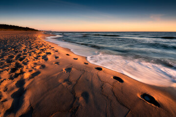 Baltic see, sunrise over the beach. Morze Bałtyckie, pusta plaża i wschód słońca na półwyspie helskim z widokiem na fale i piasek. 