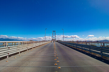 grade de aço que forma o chão da ponte de Florianópolis 