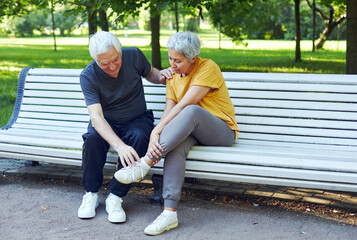 Elderly woman got injured ankle during stroll with husband outdoor