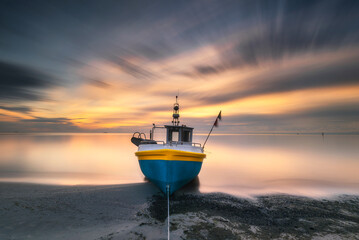 Fototapeta Tytuł: Sopot, morze bałtyckie. Wschód słońca nad kutrem rybackim z widokiem na morze i plażę. Baltic see, sunrise obraz