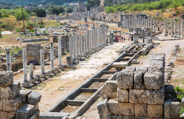 Obraz premium Perge, Colonnaded street and a water channel runs in the middle of the street from the Nymphaion fountain. Dated by period of the Emperor Hadrian 334 BC. Turkey