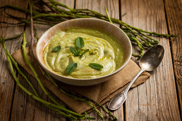 asparagus soup with mint leaf