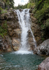 The Vò waterfall is located in Schilipario, in Val di Scalve, and is a wonderful waterfall formed by the stream of the same name which, with a 25-meter drop, plunges into the Dezzo river.