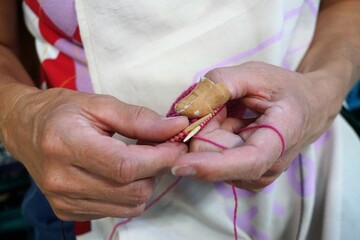 Frauenhände beim Stricken 