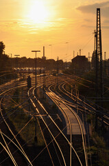 Sonnenuntergang über den Bahngleisen in Hannover Nordstadt Bahnhof 