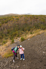 Obraz premium 紅葉した秋の浅間山に、親子で山登り 