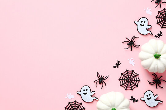 Halloween banner design. Modern pink Halloween background with cute  decorations, ghosts, spiders, pumpkins. Flat lay, top view, copy space.  Stock Photo | Adobe Stock