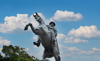 Fototapeta premium Samsun, Turkey - August 15, 2022 : Statue of Honor or Atatürk Monument is a monument situated in Samsun. dedicated to the landing of Mustafa Kemal in Samsun for the Turkish War of Independence.