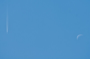 Luna aereo di giorno