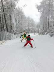 スキートレーン林間コースの小学生　スキースクールレッスン