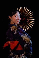 打ち上げ花火と女性