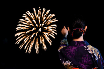 打ち上げ花火と女性