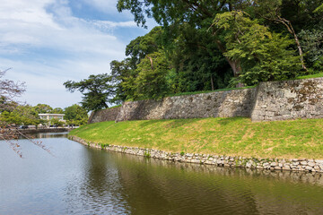 彦根城・水堀に囲まれた古い石垣