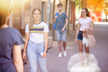 Obraz premium Positive young teen girl walks down the street