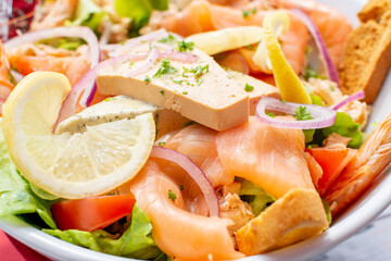 Salade de la mer. Assortiment de salade, poisson, saumon, terrine de poisson, oignons,...