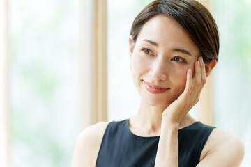 アジア人女性　スキンケア　美容コンセプトイメージ