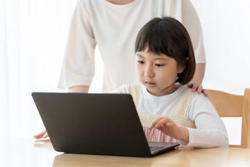 リビングでパソコンを使う女の子