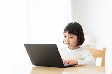 リビングでパソコンを使う女の子