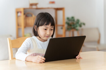 リビングでパソコンを使う女の子