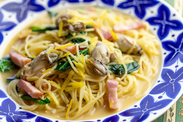 柚子香る、牡蠣とベーコンのペペロンチーノ