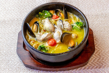 牡蠣＆ムール貝＆ホタテの貝づくし石焼スープスパ