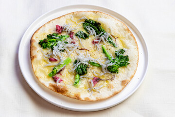 釜揚げしらすと桜のピッツァビアンカ