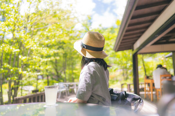 麦わら帽子　女性　ワンピース　夏　テラス