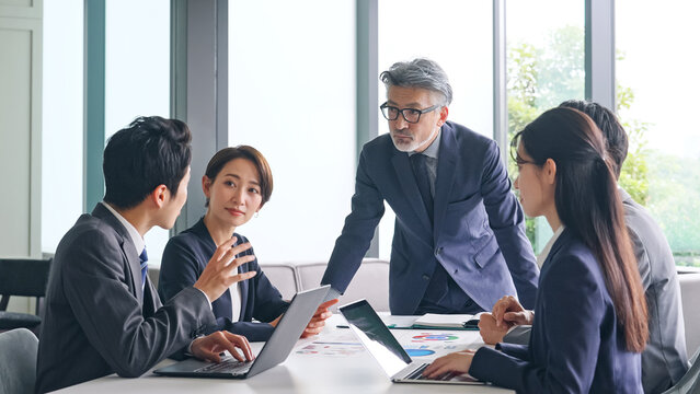 会議する幅広い世代のビジネスグループ