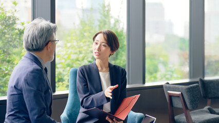 ロビーで会話するビジネスグループ