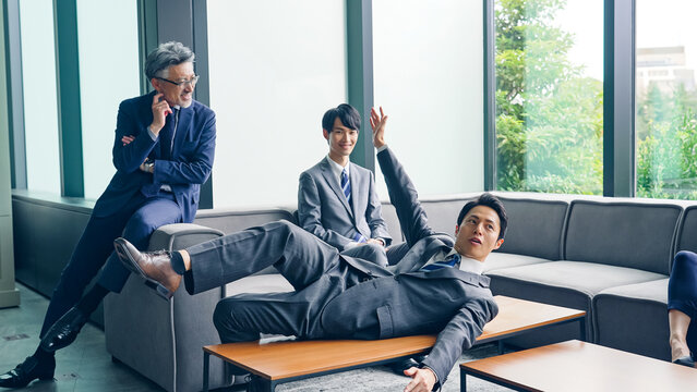 オフィスで踊るビジネスマン