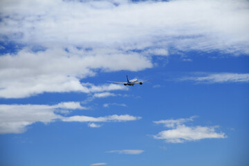 ジェット機が青空を飛んでいく