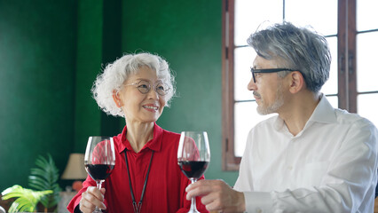 ワインを飲むシニアカップル