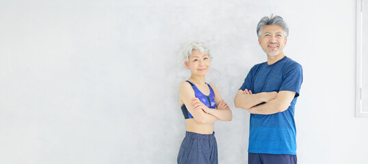 スポーツウェアを着たシニアカップル　アクティブシニア