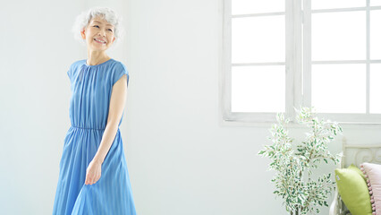 ワンピースを着たシニア女性